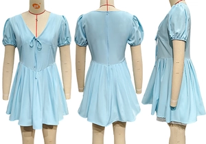 Detailansicht hellblaues Blumenkleid mit Puffärmeln, V-Ausschnitt, Schleife und Plissee