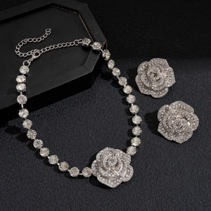 Parure de bijoux élégante en forme de rose argentée avec cristaux étincelants et collier