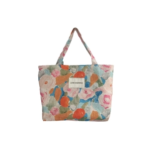 Sac fourre-tout vintage aux motifs floraux peints à l'huile et étiquette blanche