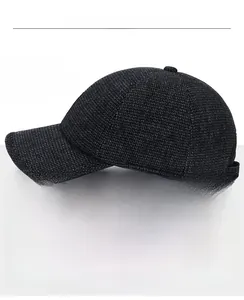 Dettaglio di un cappello invernale caldo con trama in maglia e toppa in pelle