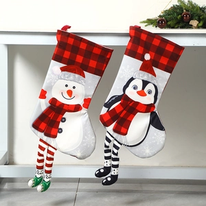 Set di calze natalizie con pupazzo di neve pinguino e lunghe gambe a strisce appese