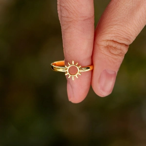 Anello sole minimalista in argento sterling S925 con finitura dorata e raggi solari