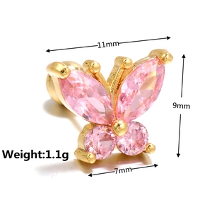 Dettaglio dell'orecchino a farfalla rosa con dimensioni 11mm x 9mm e finitura oro