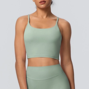 Détail de la brassière de yoga vert menthe avec fines bretelles et tissu élastique