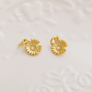 18K vergoldete matte Gänseblümchen-Anhänger für DIY-Schmuckherstellung und Zubehör
