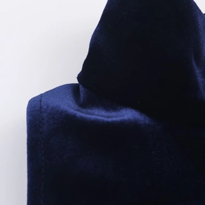 Gedetailleerde close-up van donkerblauwe fluwelen stof met geplooide textuur