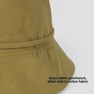 Dettaglio del cappello da sole giallo senape con cuciture in paglia e cotone puro