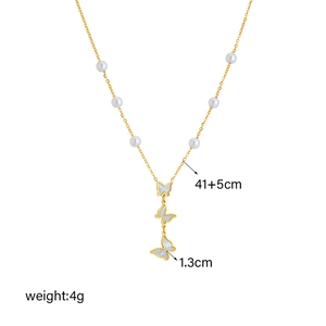 Collana dorata con perle e ciondoli a farfalla per uno stile elegante e moderno