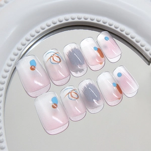Unghie finte rosa cat eye con puntini blu e linee colorate dallo stile artistico