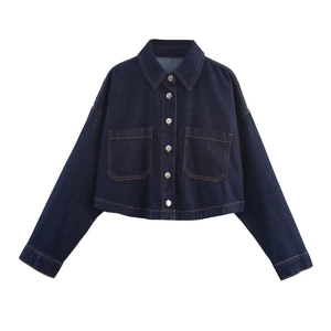 Détail de la veste en jean bleu foncé avec col classique et boutons métalliques sur blanc