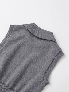 Vista dettagliata delle cuciture delle spalle e della trama in maglia del gilet polo grigio