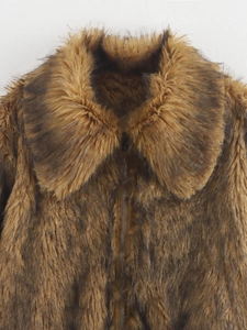 Detailaufnahme der braunen Kunstfelltextur und des großen Reverskragens der Herbstjacke