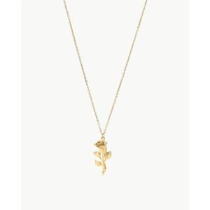 Vue détaillée du pendentif rose 3D avec fine chaîne plaquée or 18 carats sur fond blanc
