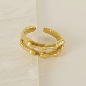 Detailansicht des zweischichtigen Bambus-Designs auf diesem offenen 18K Goldring