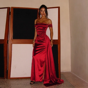 Elegante abito da sera in raso rosso con spalle scoperte, spacco alto e silhouette slim