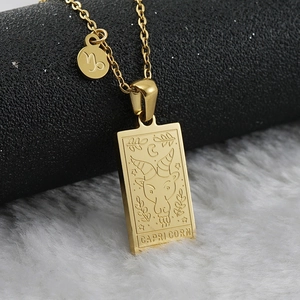 Dettaglio della collana Capricorno dorata con ciondolo rettangolare e segno zodiacale