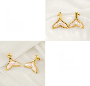 Détails des boucles d'oreilles en queue de sirène avec incrustation nacre et fini doré