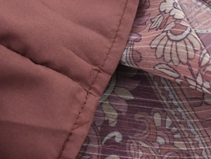 Detailaufnahme von Boho-Paisley-Print und braunem Stoff mit präziser Nahtverarbeitung
