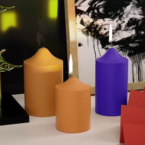 Candele cilindriche artistiche a righe con trama opaca nei toni viola e arancione