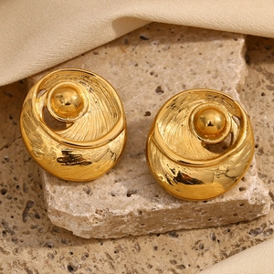 Dettaglio degli orecchini a perno in acciaio placcati oro 18K con trama a spirale e perla