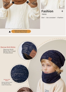 Detail van gebreide kindermuts, sjaal en handschoenen set met warme fleece voering