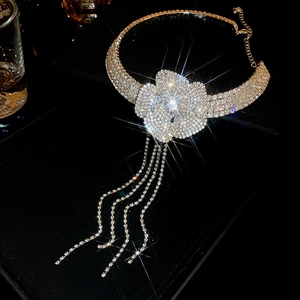 Dettaglio choker di lusso con fiori di cristallo e nappe brillanti su sfondo nero