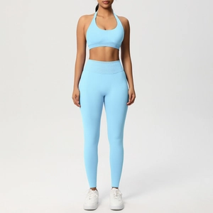 Vista frontale del set sportivo lavorato a maglia celeste con reggiseno allacciato al collo