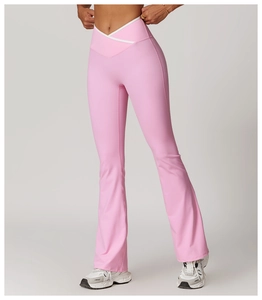 Detail des V-förmigen Kreuztaillenbunds an der rosa ausgestellten Yogahose mit Paspel