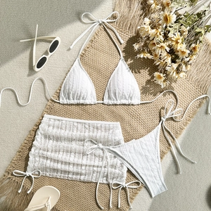 Detaillierte Flachbildaufnahme des weißen dreiteiligen Bikini-Sets mit Jacquard-Struktur