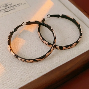 Statement leopard print hoop earrings made of acetate with a vintage retro aesthetic