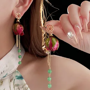 Lange Perlen-Quasten-Ohrringe mit echten Rosenblättern und grünen Jadeperlen für Damen