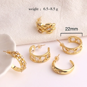 Dettaglio di orecchini placcati oro con pietre di zircone e dimensioni 22 mm