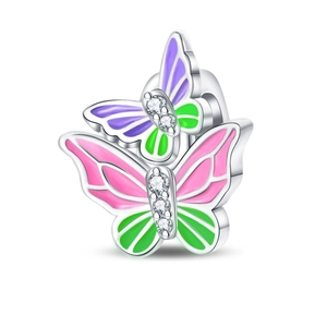 Gros plan d'un charm papillon argenté lumineux avec émail rose et pierres de zircone