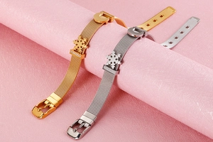 Dettaglio del bracciale a maglia regolabile con ciondolo a fiocco di neve oro e argento