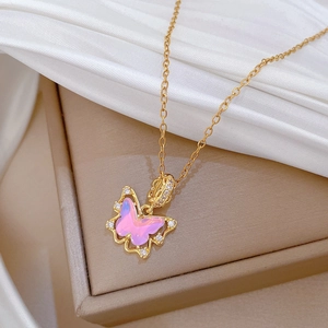 Collier papillon en zircon rose en acier titane avec une fine chaîne dorée