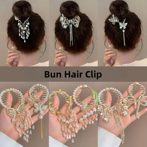Dettagli di fermagli per capelli mughetto e rosa con nappe di perle per acconciature eleganti