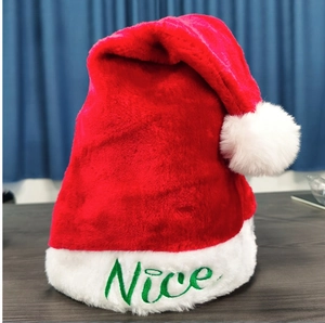 Détail du bonnet de Noël en peluche avec pompon blanc et texte Nice brodé en vert