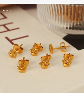 Détails de six boucles d'oreilles griffes de chat plaquées or 18 carats sur un support