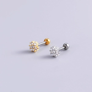Détail de boucles d'oreilles fleurs en or et argent avec zircons et fermoir à boule