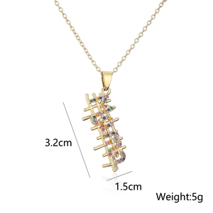 Collana con ciondolo MAMA geometrico dorato con zirconi colorati e design verticale