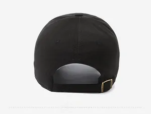 Vista posteriore del berretto da baseball nero con fibbia regolabile in ottone e cotone