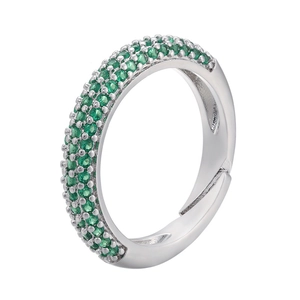 Dettaglio dell'anello d'argento regolabile con tre file di zirconi verde smeraldo