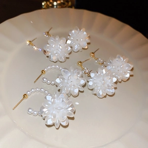 Orecchini floreali con perle sintetiche e cristalli scintillanti in oro e bianco