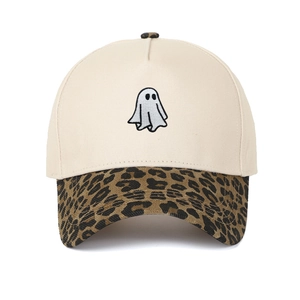 Nahaufnahme der Five-Panel-Trucker-Cap mit Geisterstickerei und Leopardendruck-Schirm
