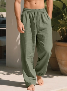 Dettaglio dei pantaloni in lino verde chiaro da uomo con coulisse e caviglie elastiche