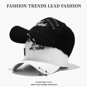 Berretti da baseball in cotone bianco e nero con ricami e anelli metallici stile street