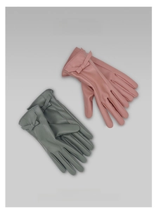 Dettaglio guanti in pelle PU rosa e grigio-verde con fiocchi e fodera termica morbida