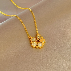 Détail macro du pendentif trèfle en cœur plaqué or avec cristaux blancs étincelants