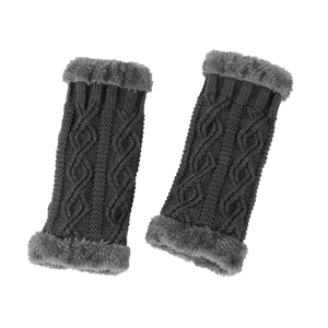 Détails de mitaines en tricot gris foncé avec bordure en fausse fourrure épaisse et torsades