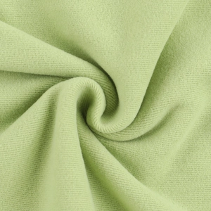 Vue détaillée de la texture tricotée vert menthe avec un élégant drapé plissé chic